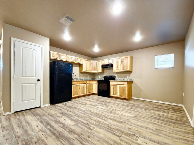 Building Photo - $250 MOVE-IN SPECIAL: Cozy Three Bedroom H...