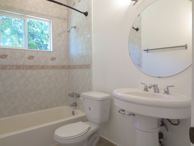 Foto del edificio - 5860 Hazeltine Ave