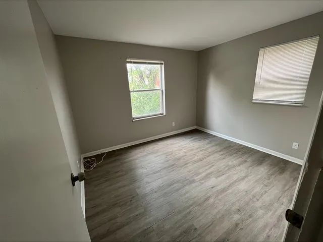 Foto del edificio - Spacious 2BD near downtown Columbus with parking, W/D hookups & secured access. Updated kitchen, ...