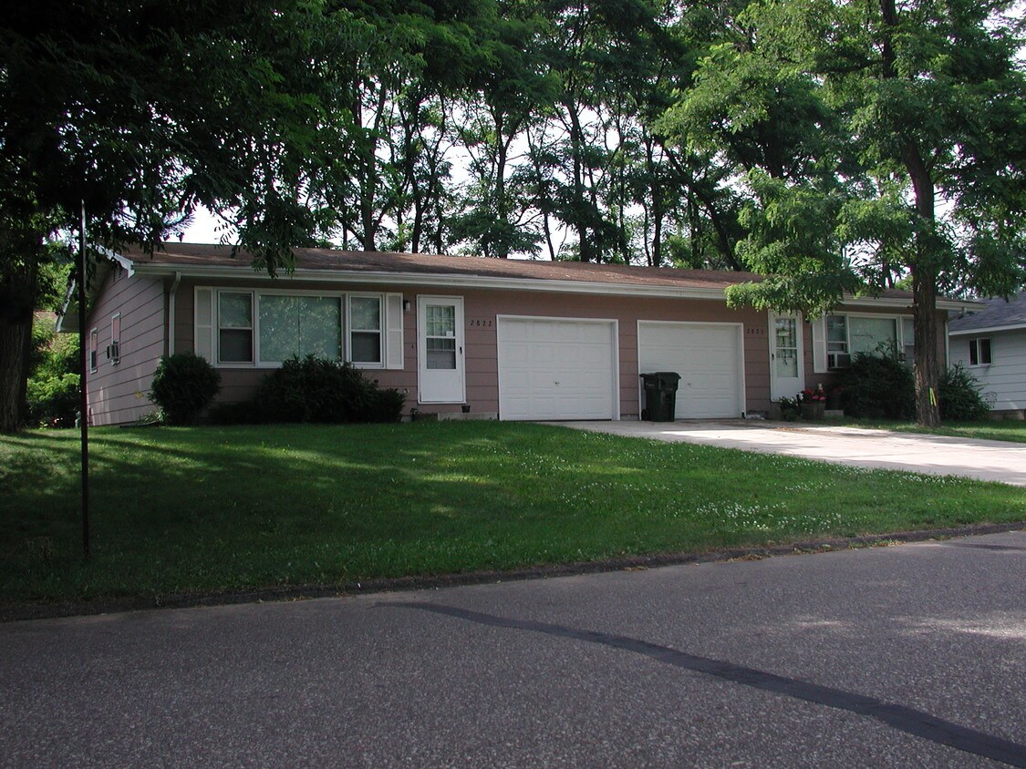 Primary Photo - 2822 Beverly Hills Dr