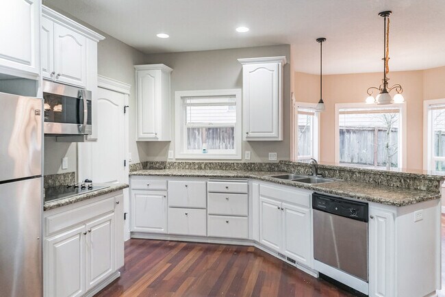 Building Photo - 822 Pioneer Dr