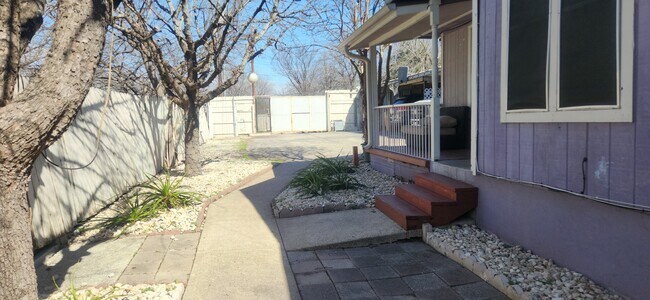 Building Photo - 605 E Applegate Dr