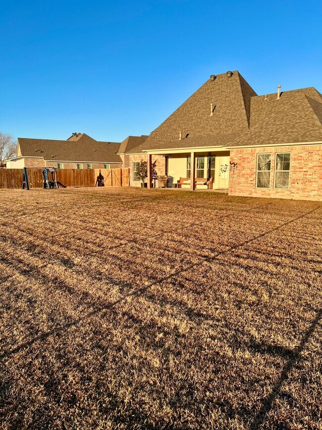 Foto del edificio - ** AVAILABLE JUNE 1ST ** STUNNING 4/3.5 IN...