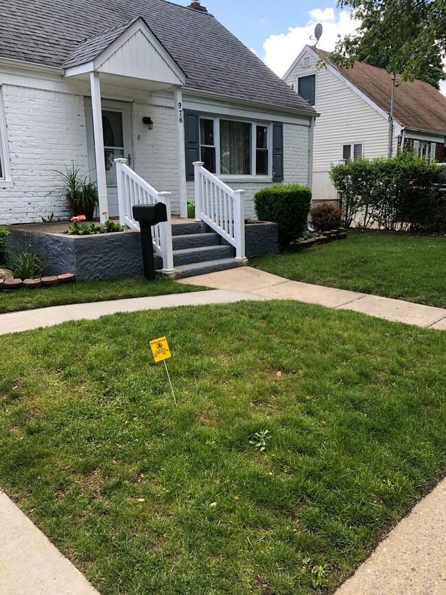 Photo - 976 Jerusalem Ave House