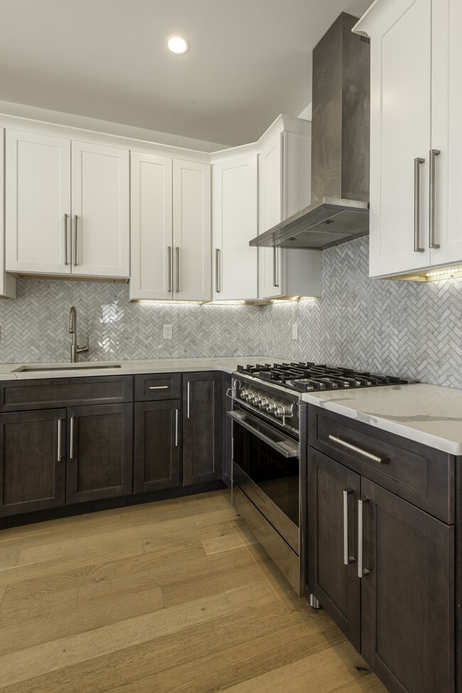 Photo - 946 Saratoga St Townhome