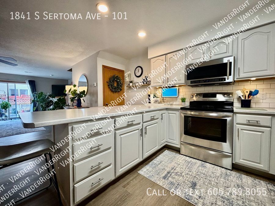 Primary Photo - 3 Bedroom 2 Bathroom End Unit Condo!