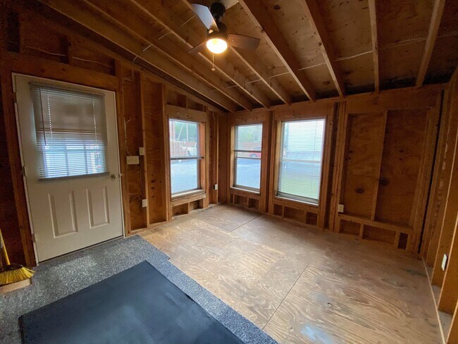 Building Photo - 56 Howland Ave