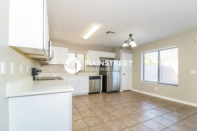 Foto del edificio - 4 Bedroom Pet-Friendly Home in Avondale, AZ with Main Street Renewal