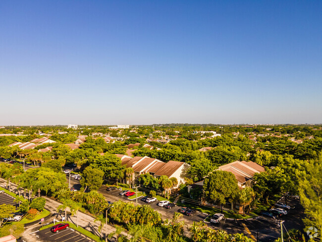 Building Photo - Summerbreeze Condominium
