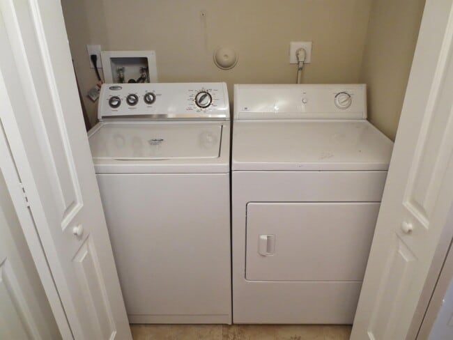 Building Photo - 2861 N Oakland Forest Dr