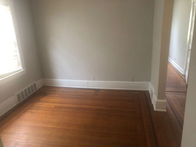 Foto del edificio - 1483 E 120th St