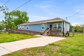 Building Photo - 1109 W Nelson Ave