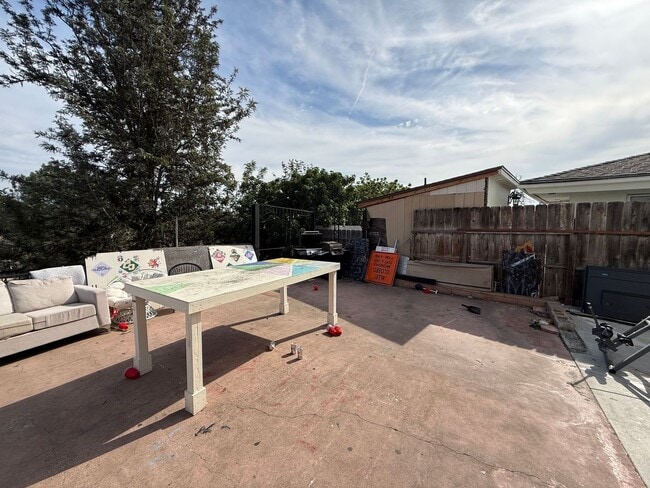 Foto del edificio - 4 Bed 2 Bath House on Dorothy Way - Prime Location With POOL!!! (Lease out, pending signatures. C...