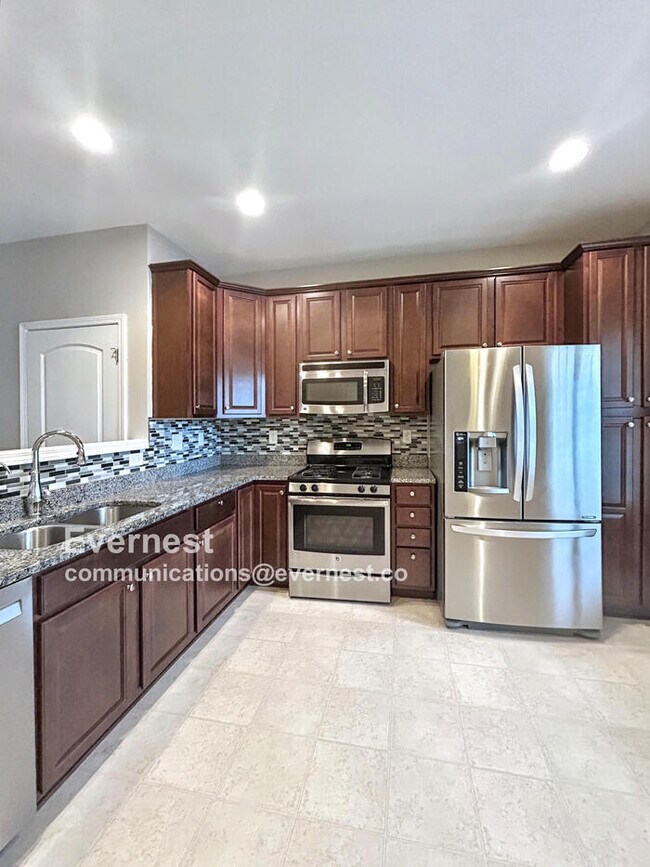 Foto del edificio - Spacious 3-Bedroom, 3-Bath Townhome with M...