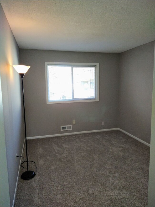 Building Photo - 3 Bedroom 1 & 3/4 Bath Townhouse