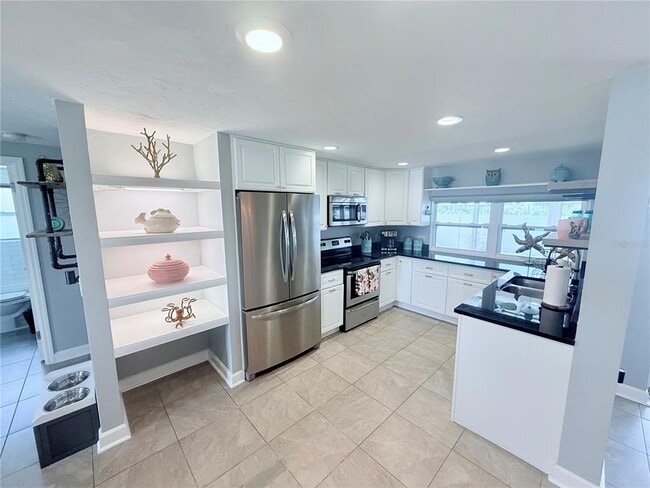 Building Photo - 6841 Roxbury Dr