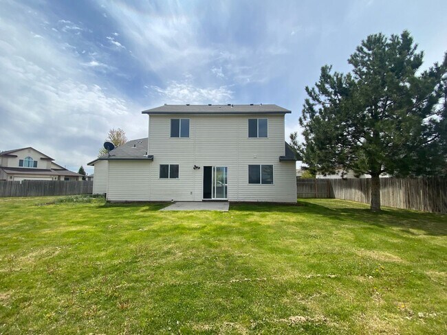 Building Photo - Well kept 4bd in cul-de-sac with NO back n...
