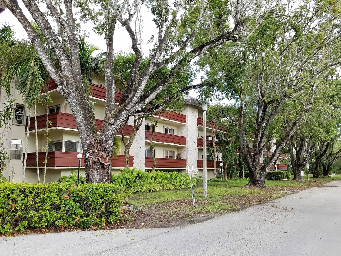 Primary Photo - 1205 Mariposa Ave