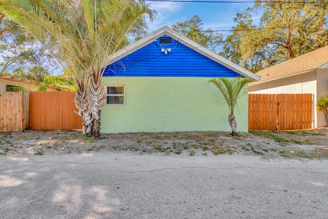 Foto del edificio - 551 1/2 Wildwood Way Ave