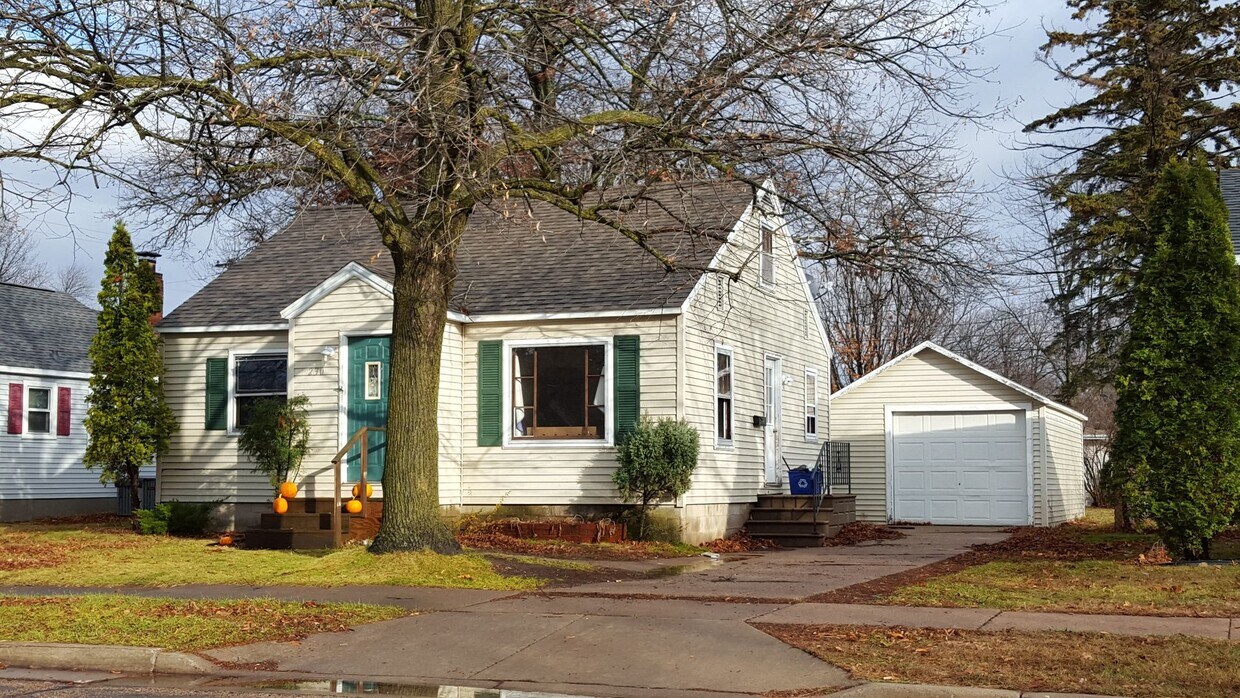 Primary Photo - 3 Bedroom House