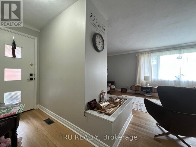 Photo du bâtiment - 829 Iroquois Rd
