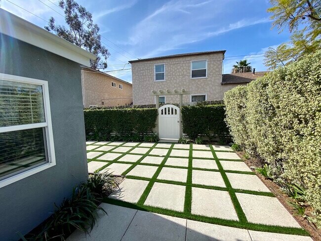 Foto del edificio - 2249 Garnet Ave