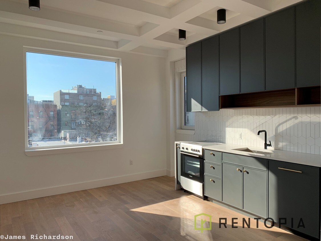 Primary Photo - 307 Grand St