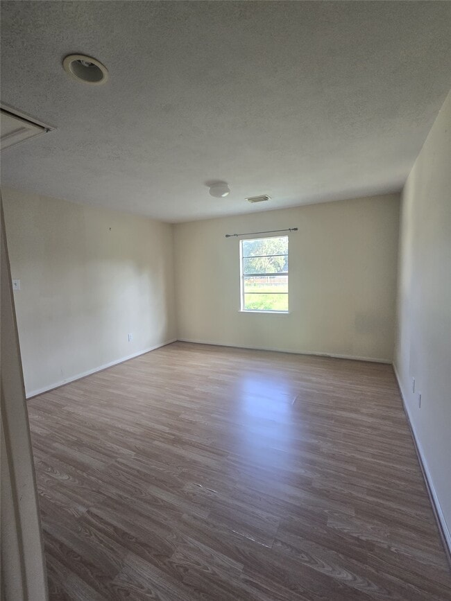 Building Photo - 3006 Greenbriar Springs Dr