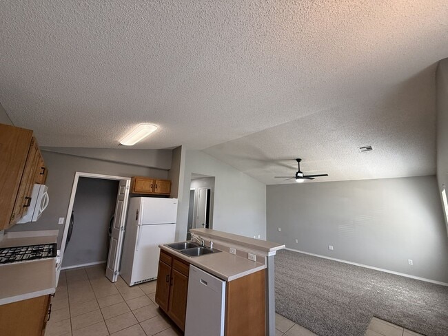 Foto del edificio - 8921 N 148th E Ave