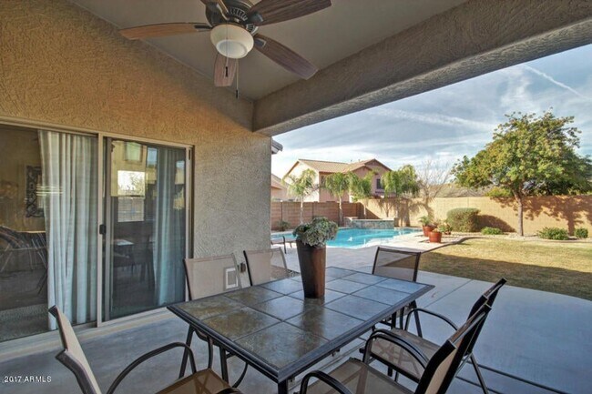 Foto del edificio - Gorgeous Chandler Single level home 3 car ...