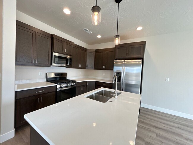 Foto del edificio - BRAND NEW HOME!!