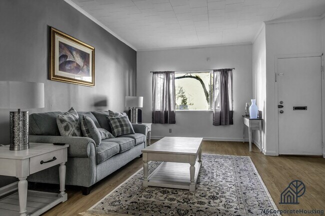 Foto del edificio - Furnished 2-Bedroom First-Floor Apartment Near Elmwood Village
