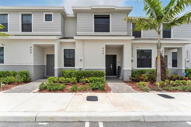 Building Photo - 450 NE 13th St