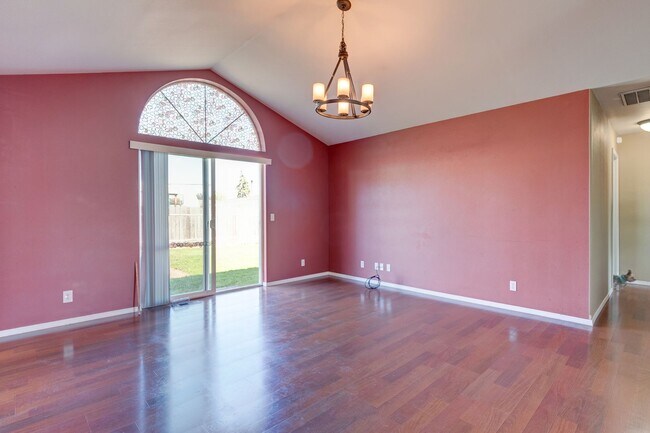 Foto del edificio - 3 Bedroom 2 Bath Home in Redwing