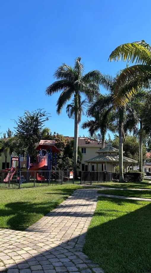 Foto del edificio - 21003 NW 14th Pl