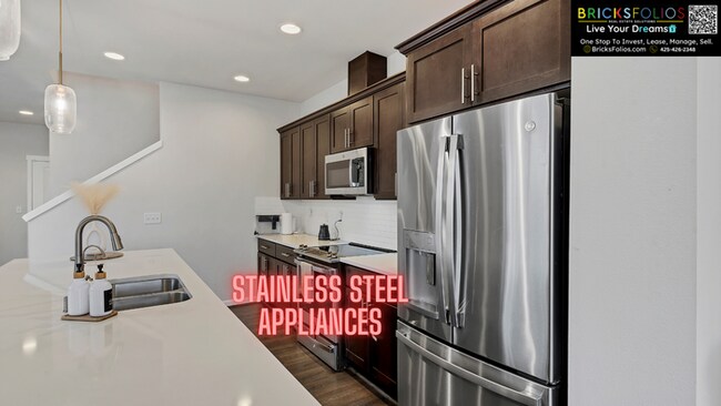 Foto del edificio - Modern Living in Gated Sunridge | 3Bed End-Unit Townhome