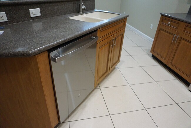 Building Photo - 2030 Nassau Dr