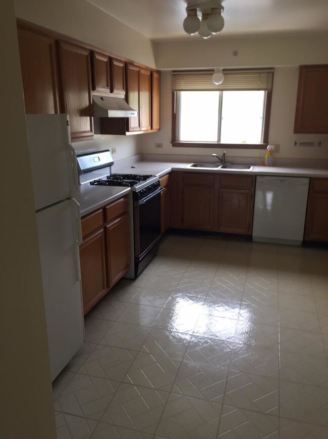 Kitchen View 2 - 1532 N River W Ct