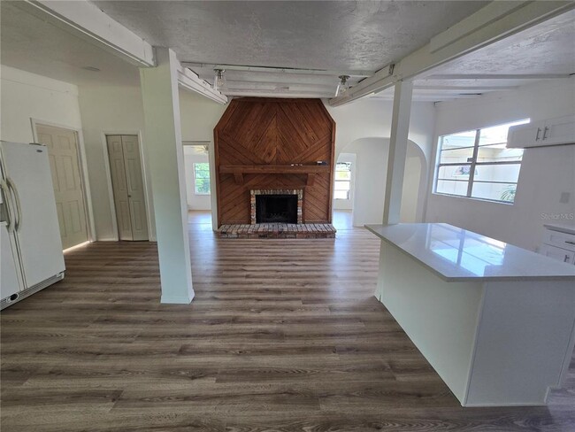 Building Photo - 9541 Round Lk Dr