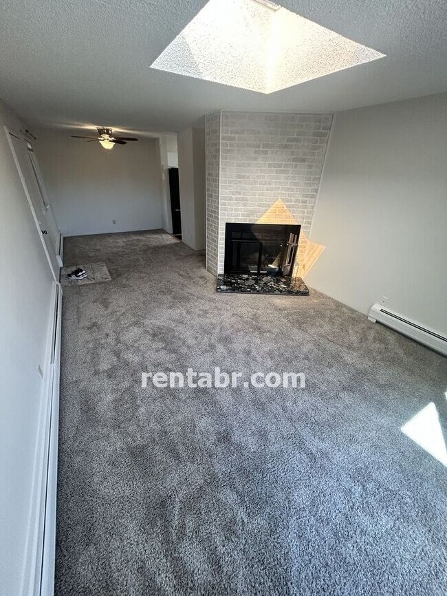 Building Photo - Sun Filled 2 Bedroom with Pool!