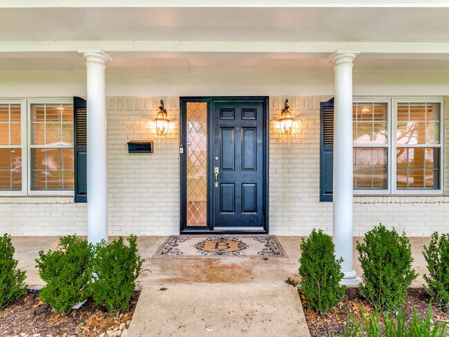 Building Photo - 3725 Summercrest Dr