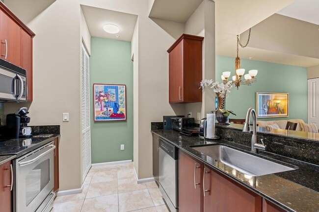 Building Photo - 403 S Sapodilla Ave
