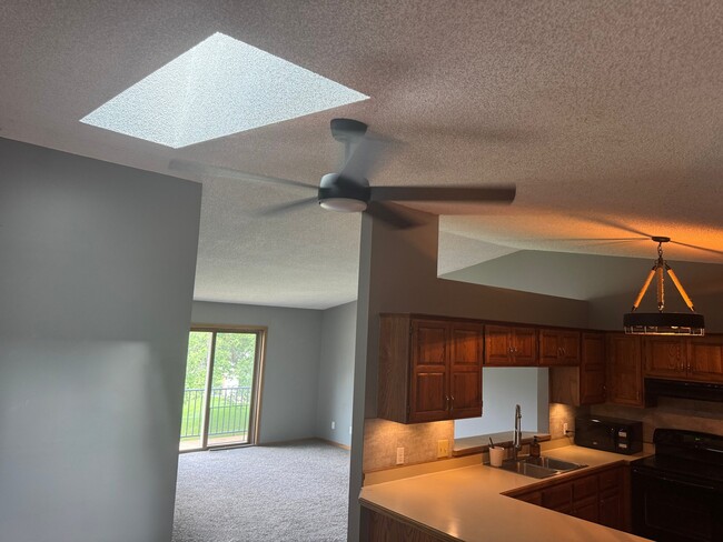 Building Photo - 11139 Edgewood Cir N