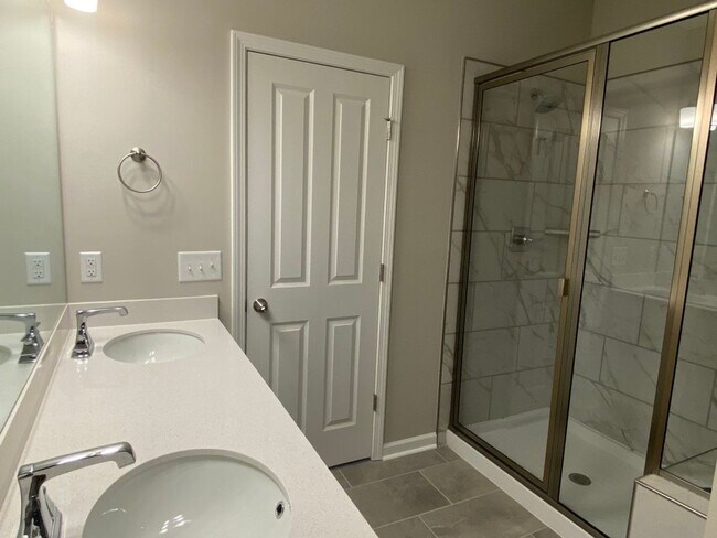 Foto del edificio - Spacious End Unit Townhome in Blakeney Com...