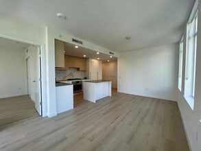 Building Photo - 6468 Willingdon Ave
