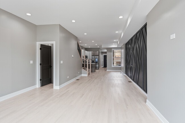 Foto del edificio - 2816 W Warren Blvd