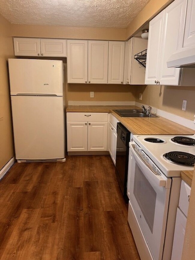 Building Photo - 2 Bedroom / 1.5 Bath Townhome In Elizabeth!