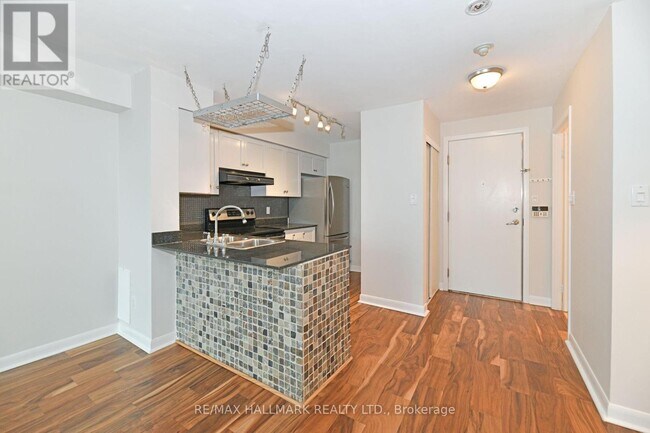 Photo du bâtiment - 323 Richmond St E