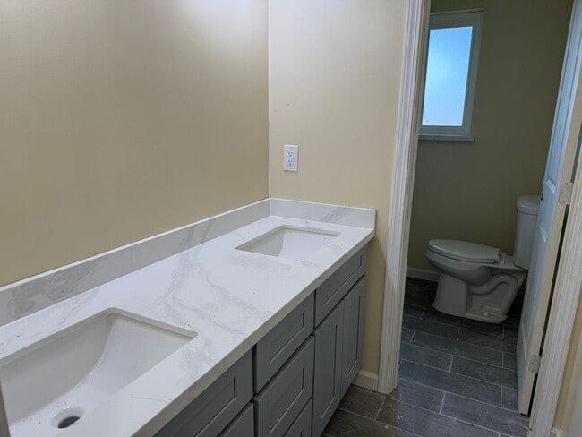 Building Photo - VACANT DOWNTOWN APARTMENT REDONE TO THE 10...