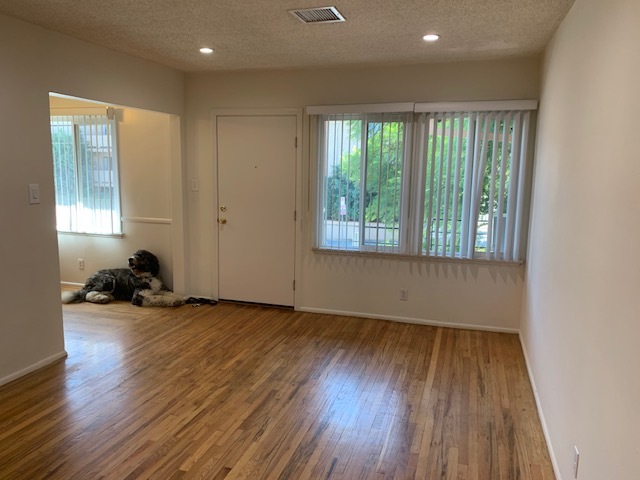Welcome home to this light and airy upstairs 1 bedroom apt. - 4800 Sepulveda Blvd